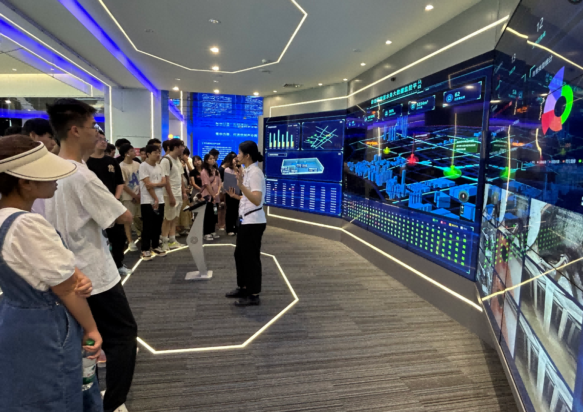 美狮贵宾会科技IT精英暑期实训营活动日 | 探秘南京江北新区研创园 科技火花点亮未来梦想